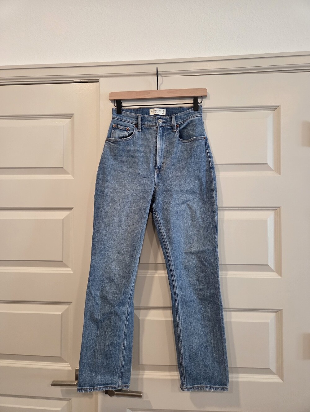 Abercrombie & Finch Classic High-Rise Straight Leg Women’s Jeans - Light Blue